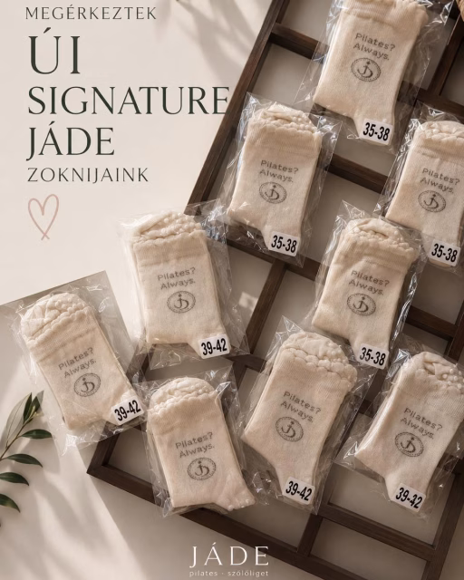 🧦 Megérkeztek az új JÁDE Signature zoknik!

A JÁDE Birthday Week alkalmából debütálnak új tappancsos pilates zoknijaink, kellemes natúr árnyalatban.

Kényelmes viselet, stabil tapadás és letisztult JÁDE stílus, hogy minden mozdulat magabiztos legyen a reformeren. ✨

Elérhető méretek:
• 35–38
• 39–42

💚 Normál ár: 2.990 Ft
🎉 Birthday Week ár: 2.390 Ft (2025. június 8–14. között)

És van még egy meglepetésünk…

A Birthday Weekend (június 13–14.) óráin résztvevő vendégeinket egy pár JÁDE Signature zoknival ajándékozzuk meg. 🤍

Pilates? Always.